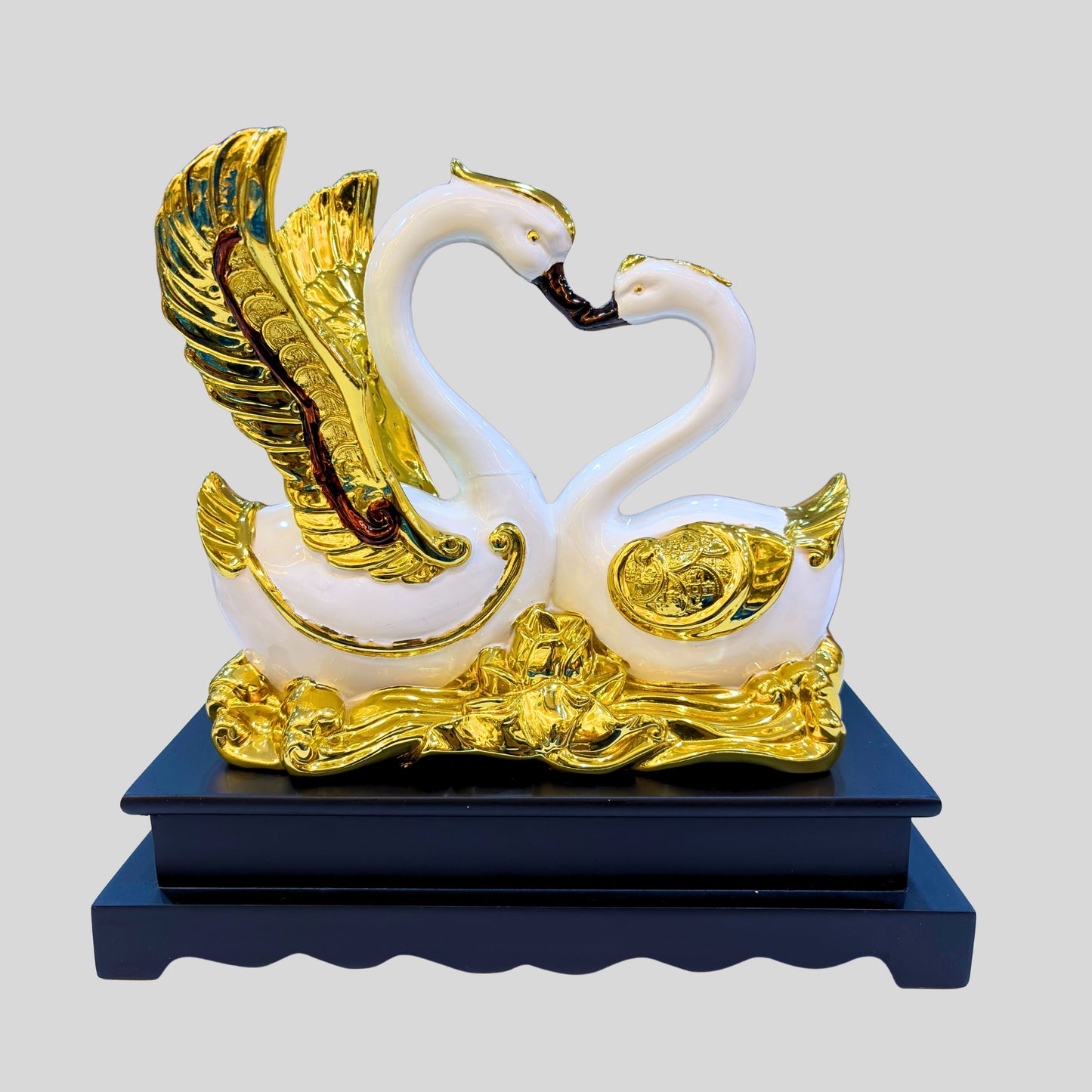 Elegant Swan Couple Figurine – Golden Resin Sculpture for Modern Home Décor