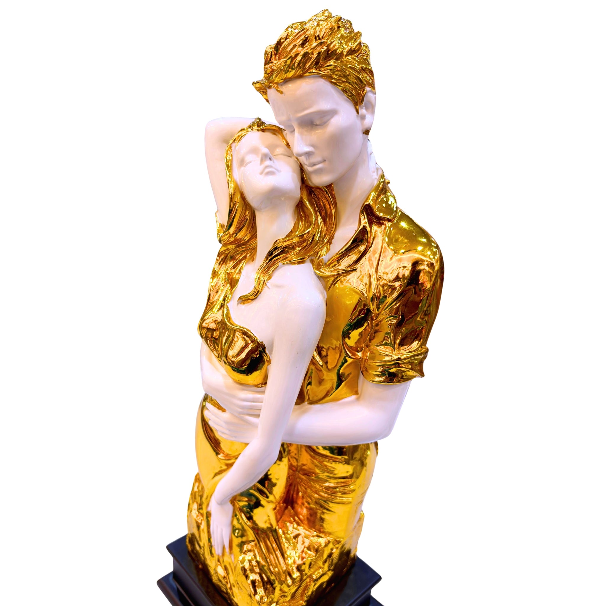 Close-up of romantic golden couple sculpture – fine resin detailing and hand-painted golden texture.