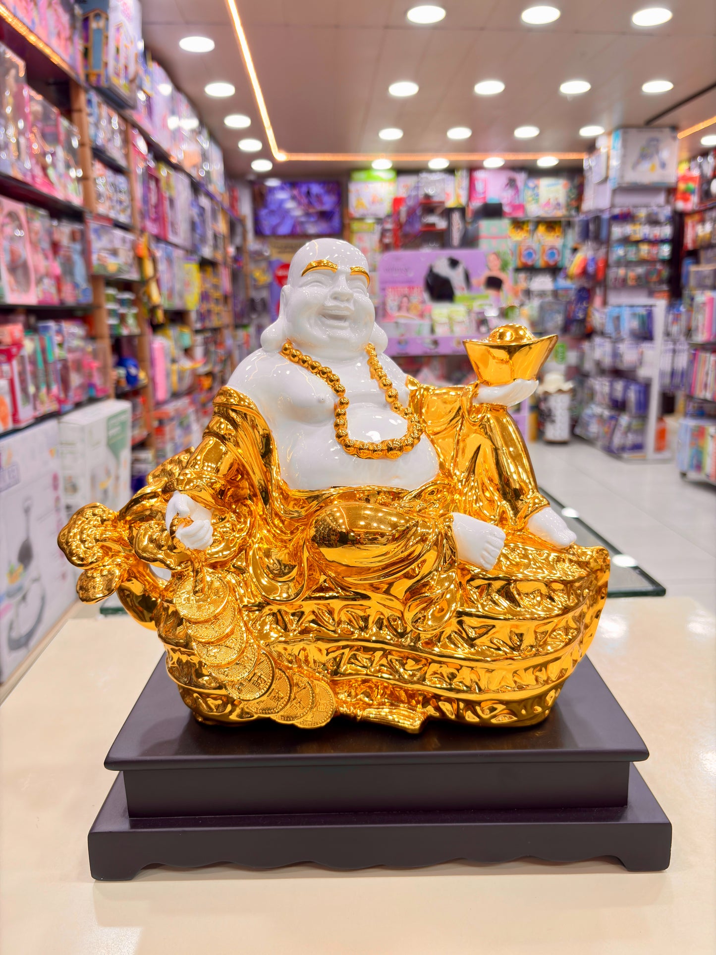 Decorative Laughing Buddha showpiece made of resin material