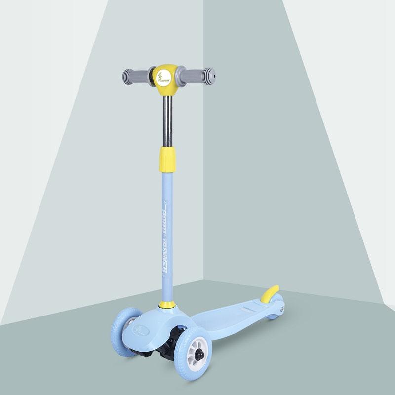 Road Runner Junior Scooter for toddlers 3+ years with adjustable handle height for safe and comfortable scooting